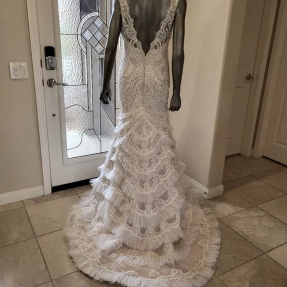 NWT Galina Signature Beaded/Lace Wedding Dress from David's Bridal - Siz… - Picture 4 of 7